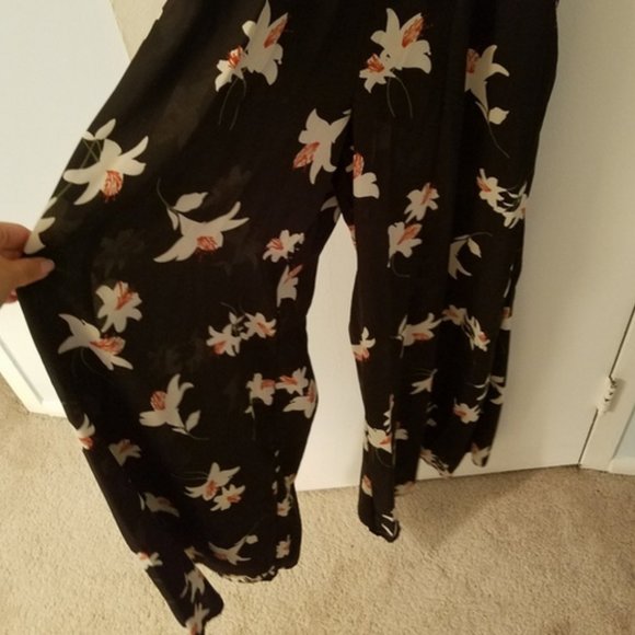 Wide-legged, Floral Print Jumpsuit - Picture 3 of 4